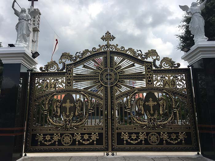 Cổng nhà thờ công giáo đẹp